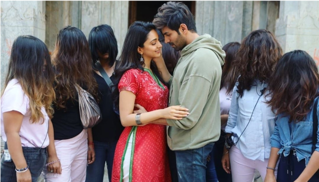 Kartik Aaryan and Kiara Advani clicked together from the sets of Bhool Bhulaiyaa 2