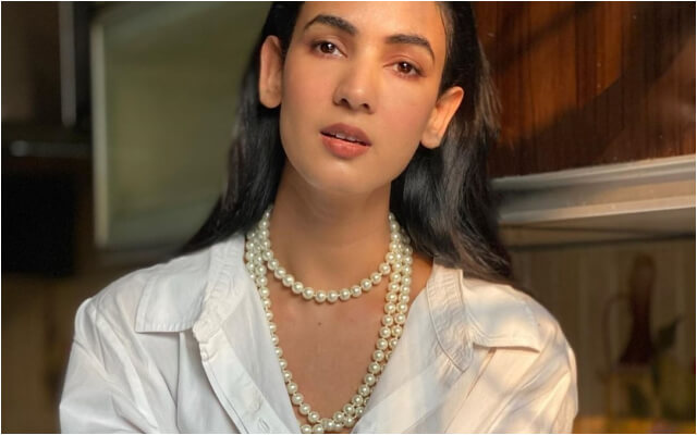 Sonal Chauhan Slaying In Casual Shirt You Don’t Want Miss.