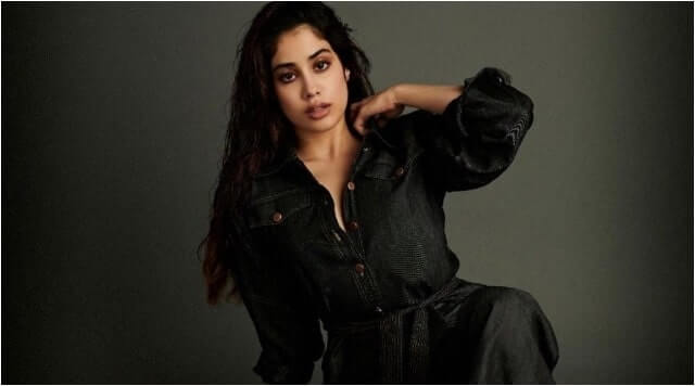 Janhvi Kapoor Goes All Black And Her Hilarious Expression Will Boost Your Day.