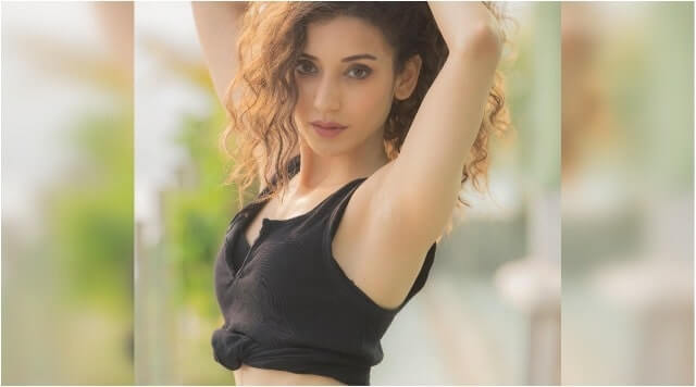 Heli Daruwala’s Smouldering Hot Dance Moves On Dekha Hai Pehli Baar Song From 90’s.