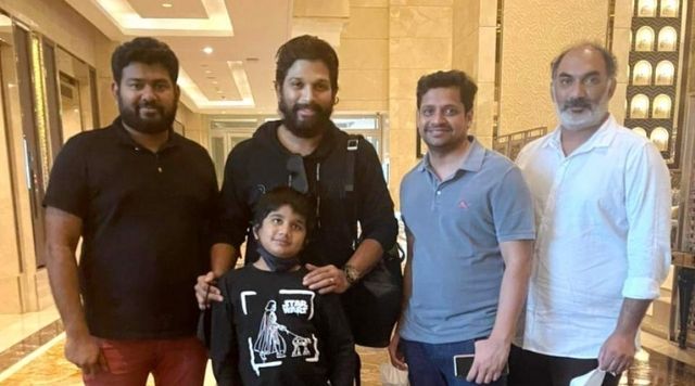 Allu Arjun Arrived In Mumbai To Celebrate Bunny Vasu’s Birthday.