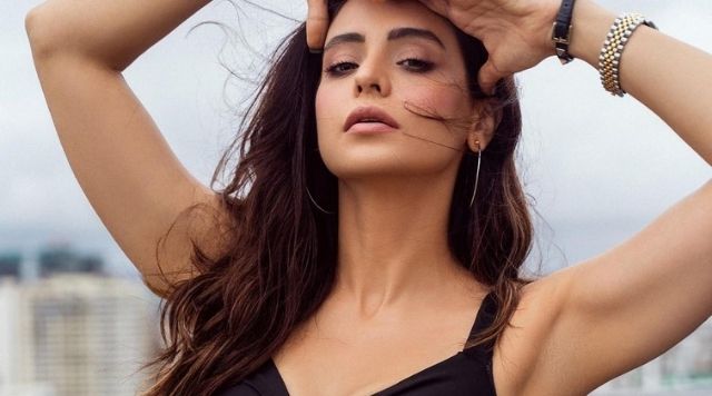 Aamna Sharif Is Here To Stab Your Hearts With Her Ravishing Charm, See Pictures.