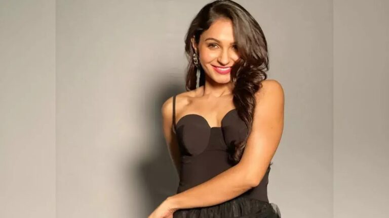 Andrea Jeremiah Ups The Glam Quotient In The Black Dress.