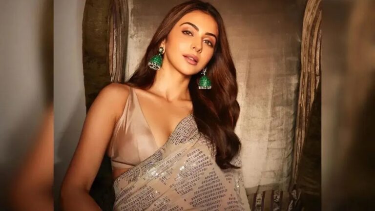 Rakul Preet Singh Is In A Blingtastic Mood, Drops Stunning Saree Pictures.